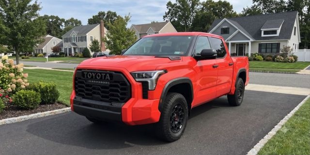 Image accompanying the comparison between the Toyota Tundra and Chinese AI.